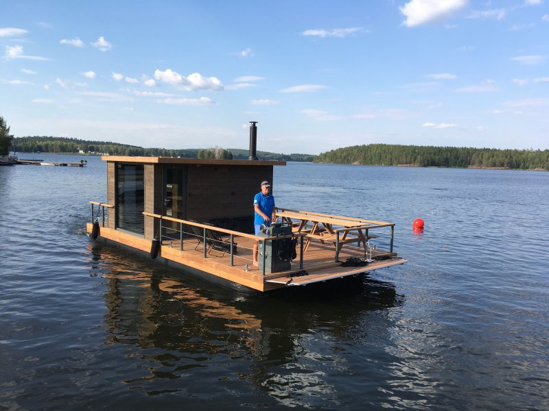 Баркас-дом на воде