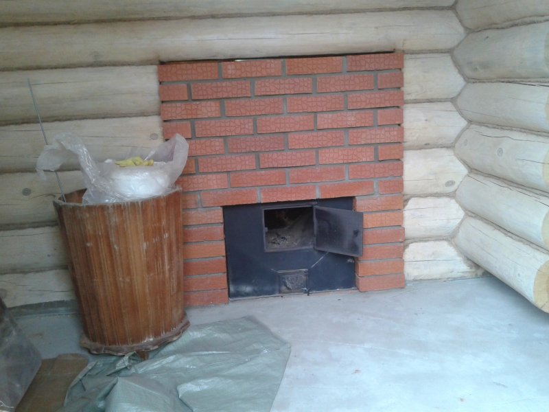Кирпичная печка в бане с топкой из предбанника