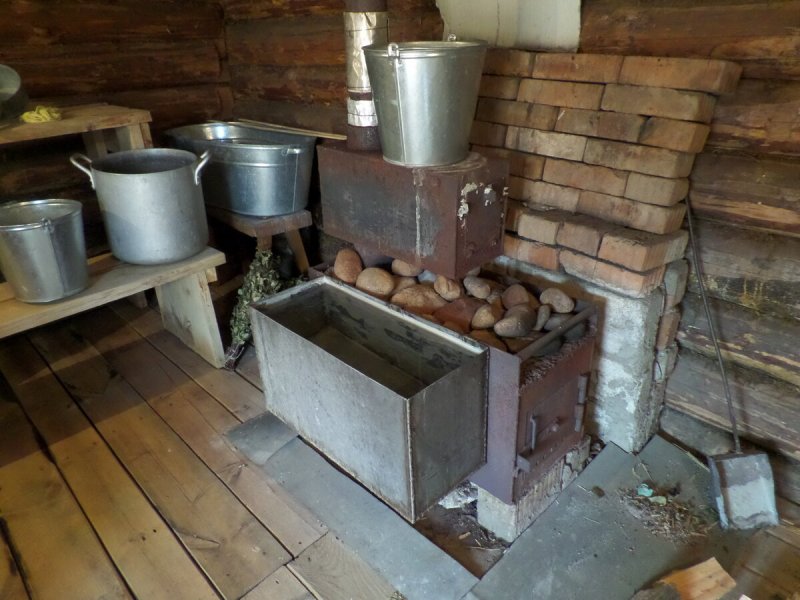 Печка в бане деревенской