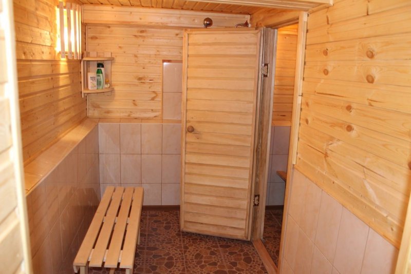 Баня с помывочной и парилкой