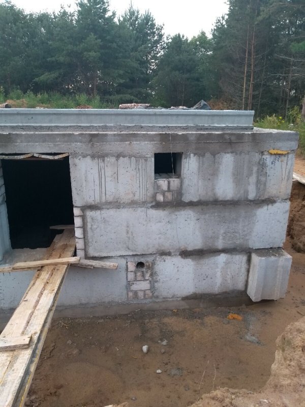 Домик из фундаментных блоков