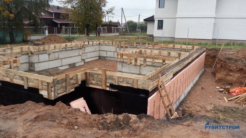 Цоколь из бетонных блоков 40х20х20