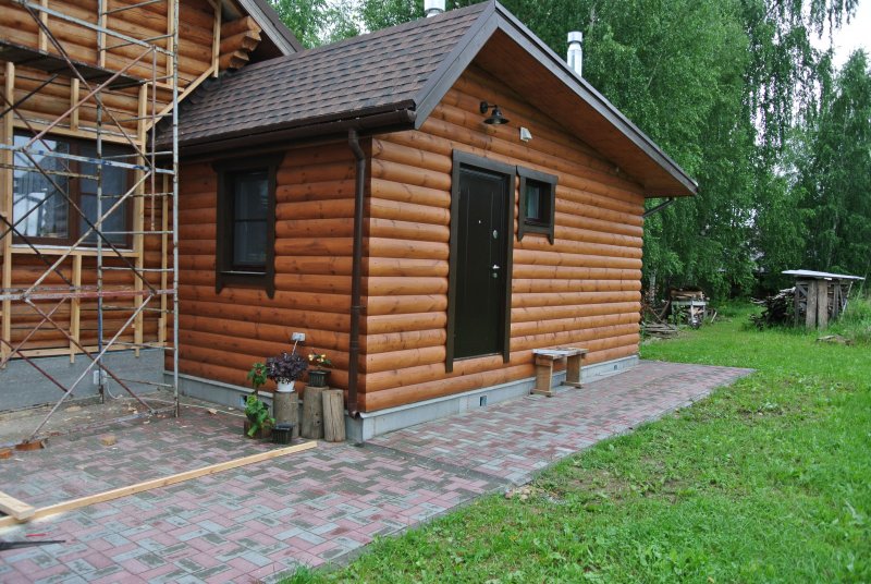 Пристройка к стене дома из блок-хауса