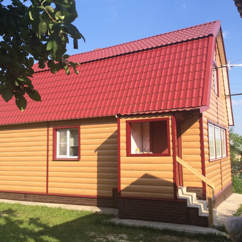 Деревянный дом с красной крышей