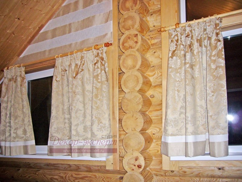 Короткие шторы на окна в деревянный дом