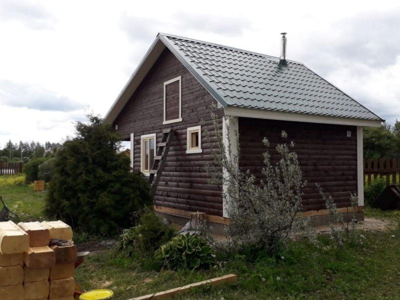 Брусовая баня покрашенная