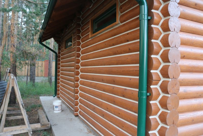 Крашеные бревна снаружи баня