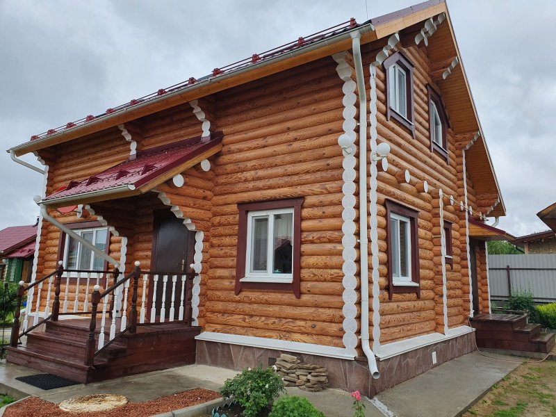 Дом из бревна покрашенный