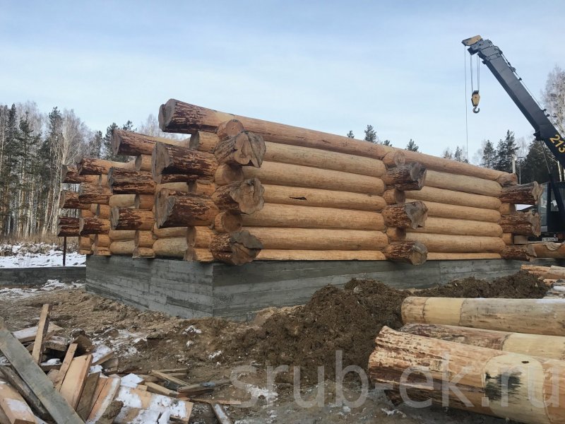 Гараж из диких бревен
