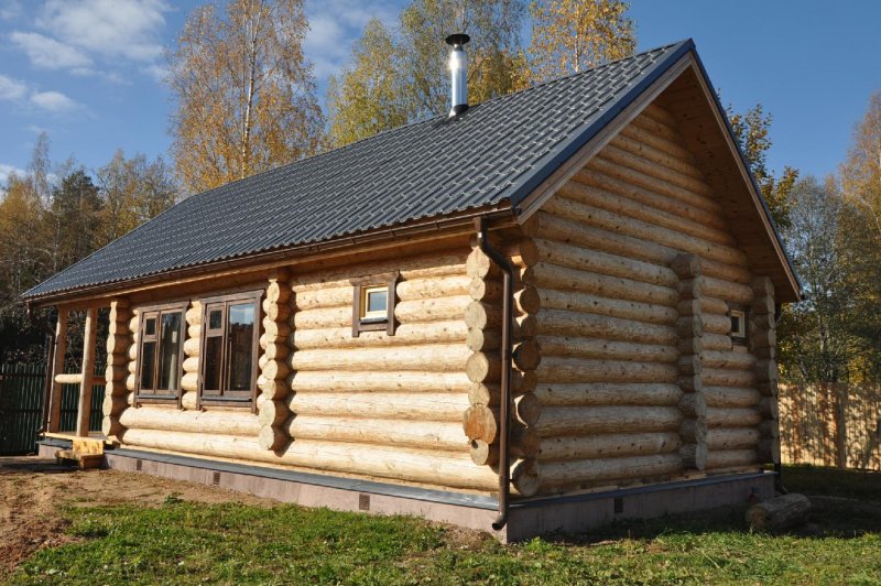 Небольшая баня из бревна