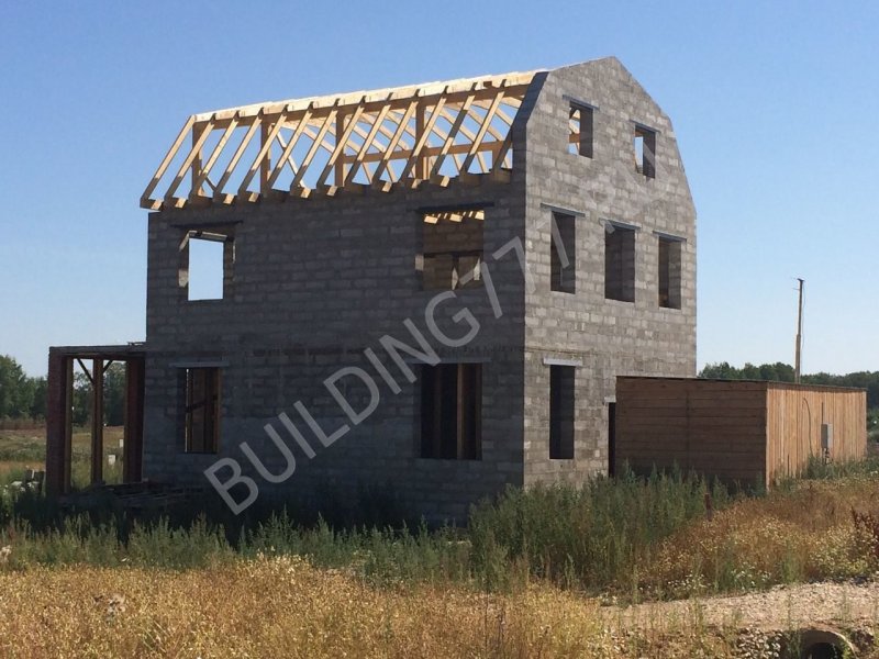Дом из газоблока с ломаной крышей