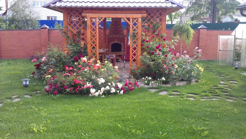 Клумбы возле беседки
