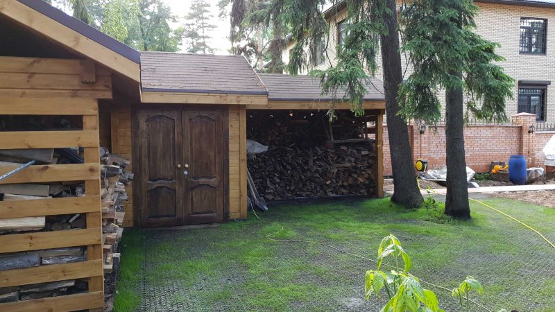 Баня с дровником