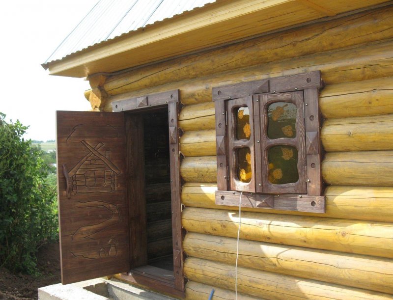 Окно из дерева для бани