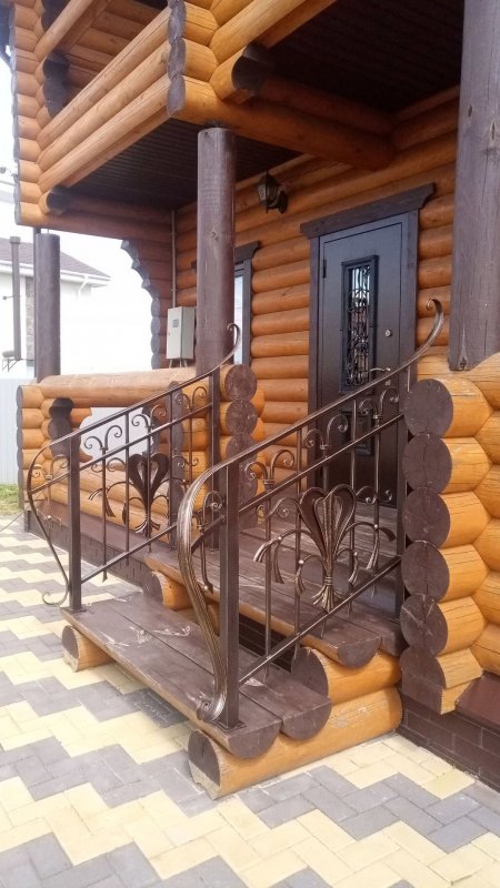 Крыльцо в бревенчатом доме