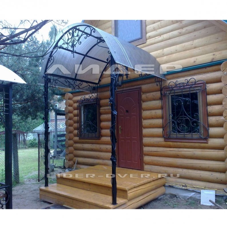 Деревянное крыльцо с козырьком