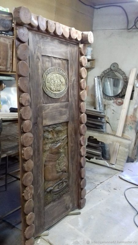 Резные двери в баню из дерева