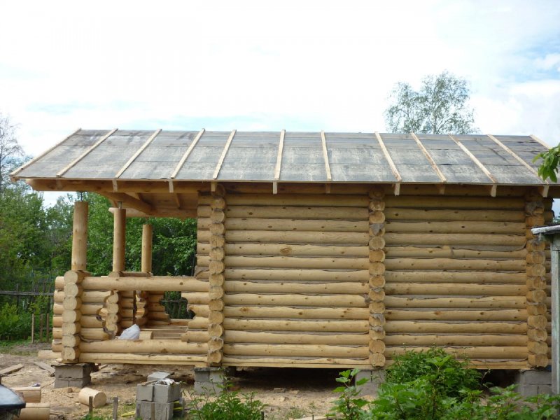 Баня с низкой крышей
