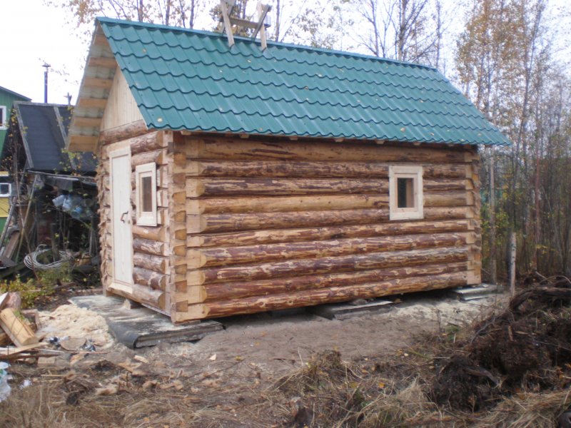 Хозяйственная постройка из бревна