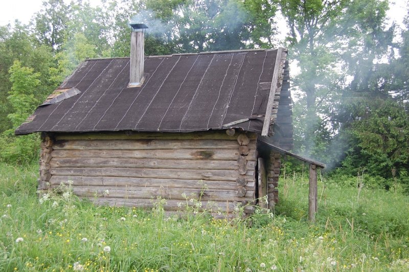Старая баня в деревне