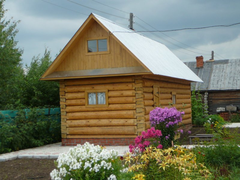 Деревенская баня снаружи