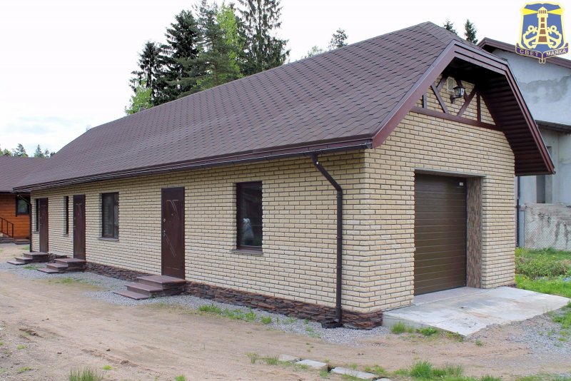 Красивый сарай из кирпича