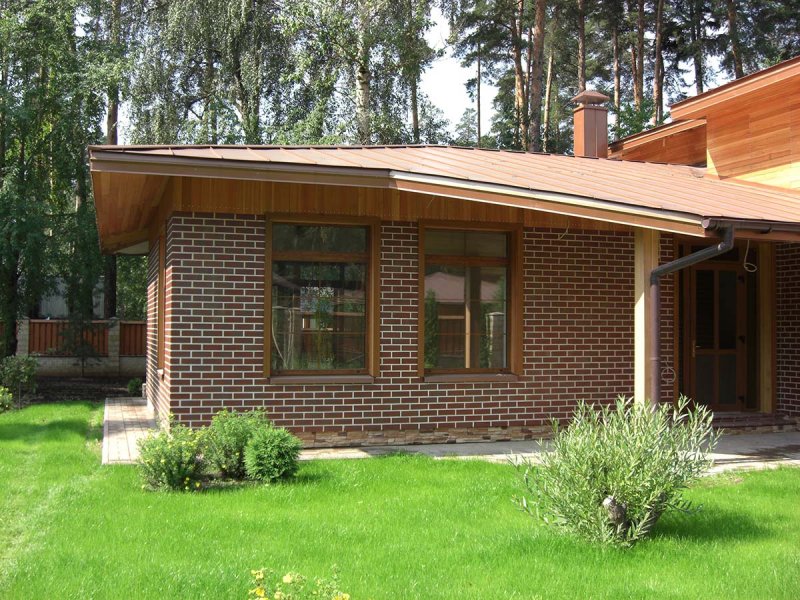 Фасад бани из кирпича
