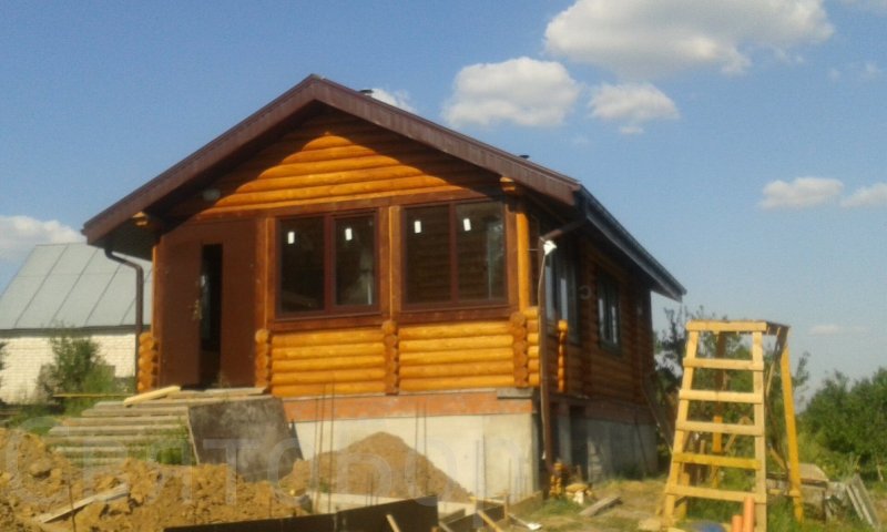 Баня из сруба с закрытой верандой