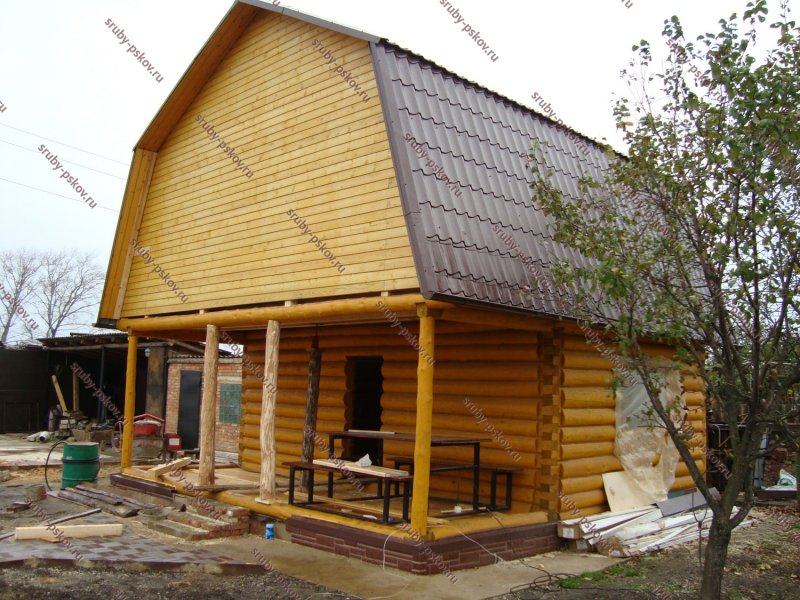 Баня из бревна с мансардой и верандой 6х6