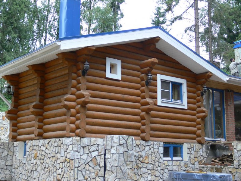 Дом из бревна цоколь