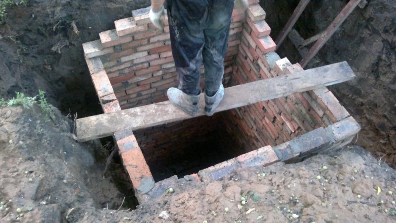 Выгребная яма из кирпича
