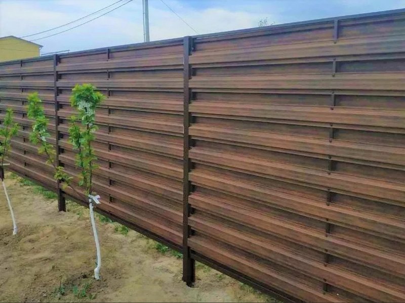 Евроштакетник горизонтальный забор