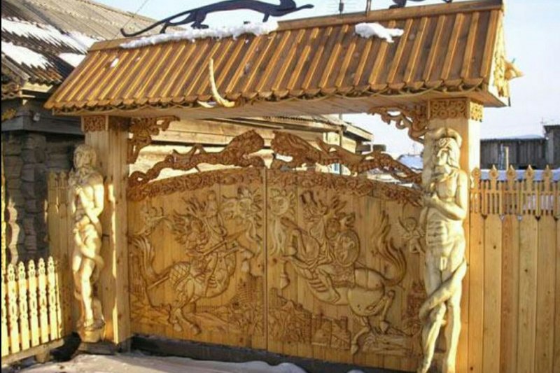 Старинные ворота из дерева