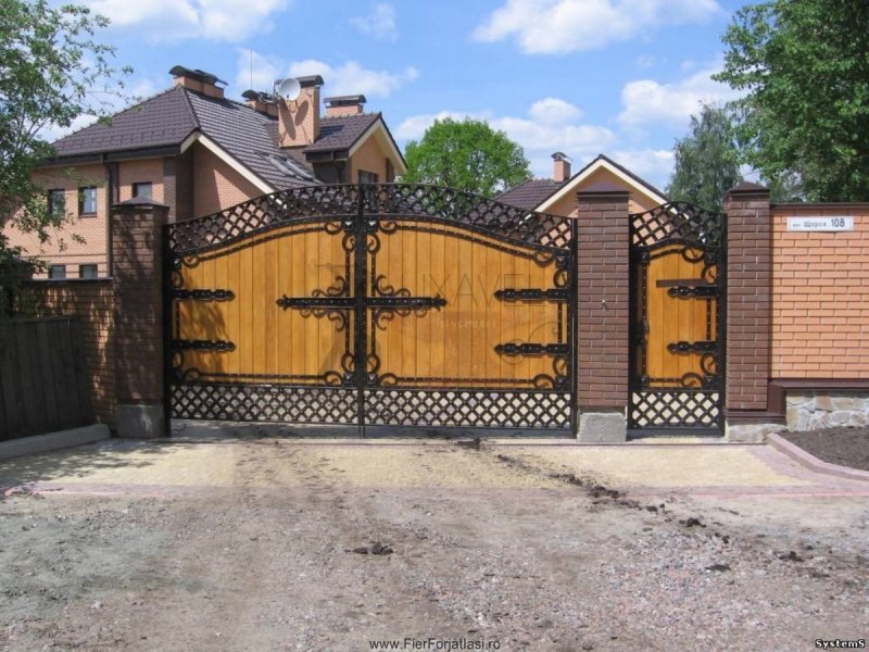 Кованые ворота с деревом