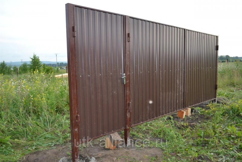 Ворота уличные распашные с калиткой шоколадный DOORHAN