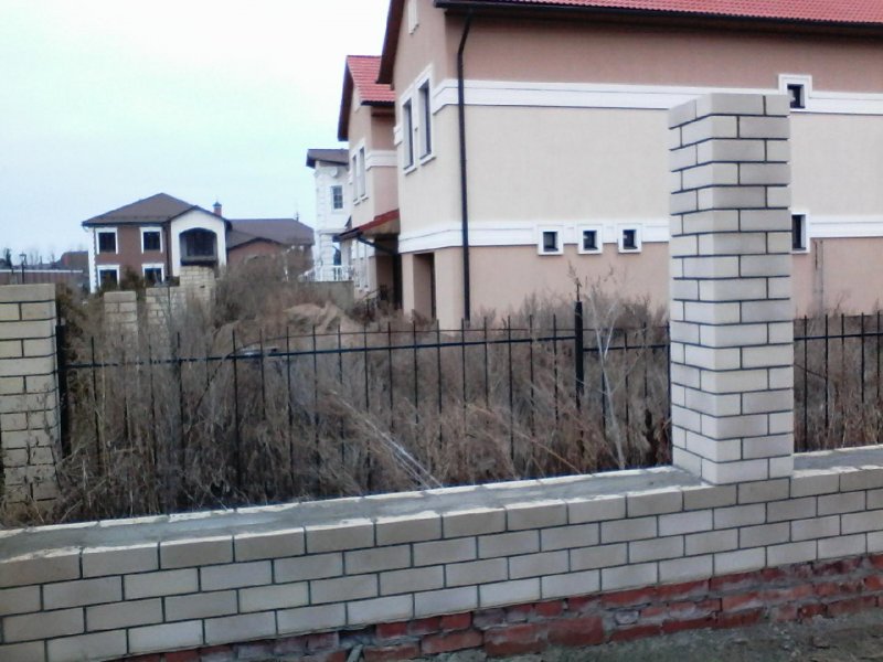 Забор из белого кирпича