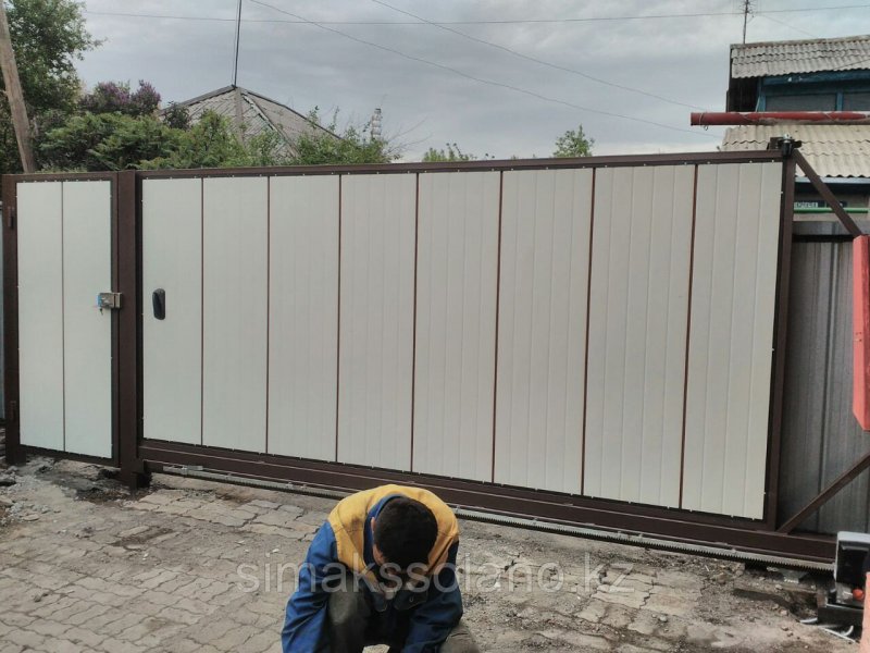Откатные ворота из сэндвич панелей с калиткой