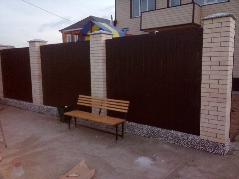 Забор из сэндвич панелей