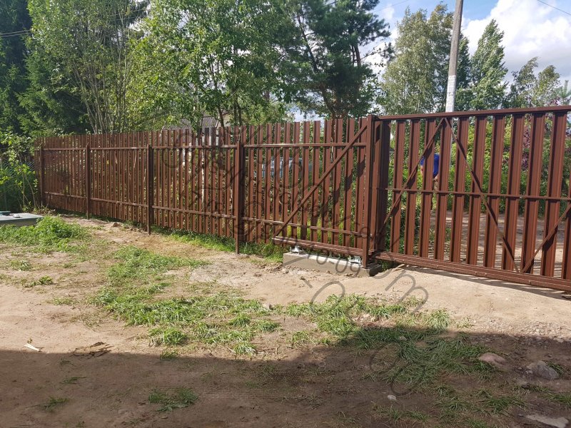 Забор из штакетника с откатными воротами