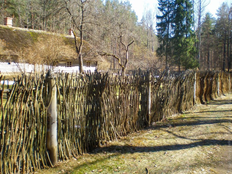 Плетеный забор из горбыля