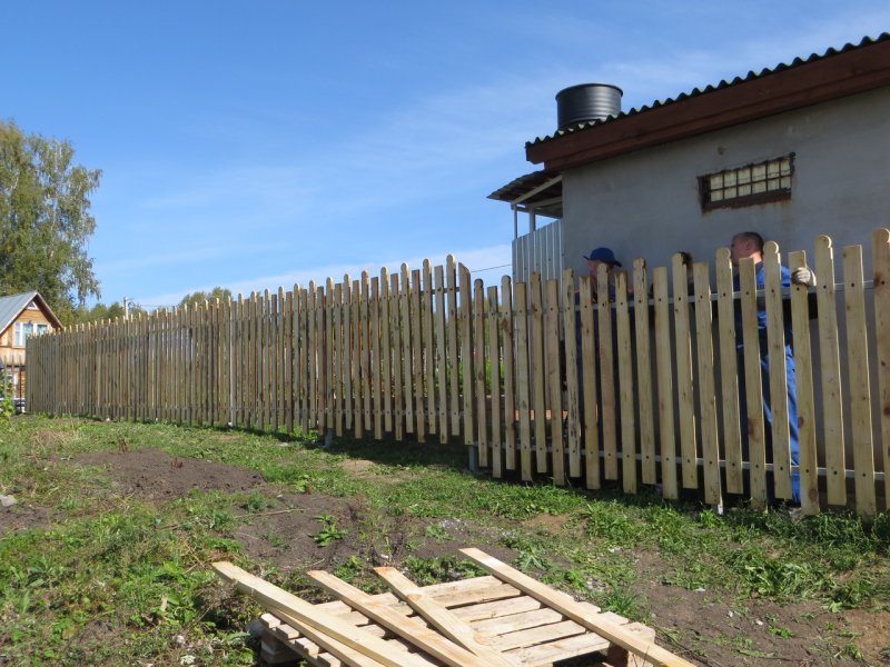 Деревянный забор штакетник на склоне