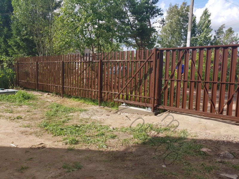 Забор из штакетника с откатными воротами