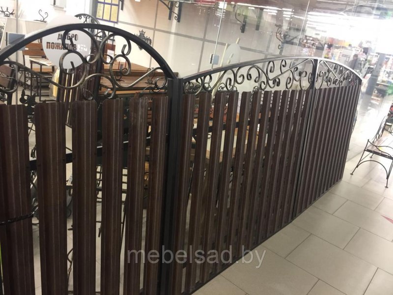 Кованые ворота с калиткой с евроштакетником