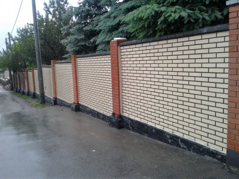 Забор из сайдинга под кирпич