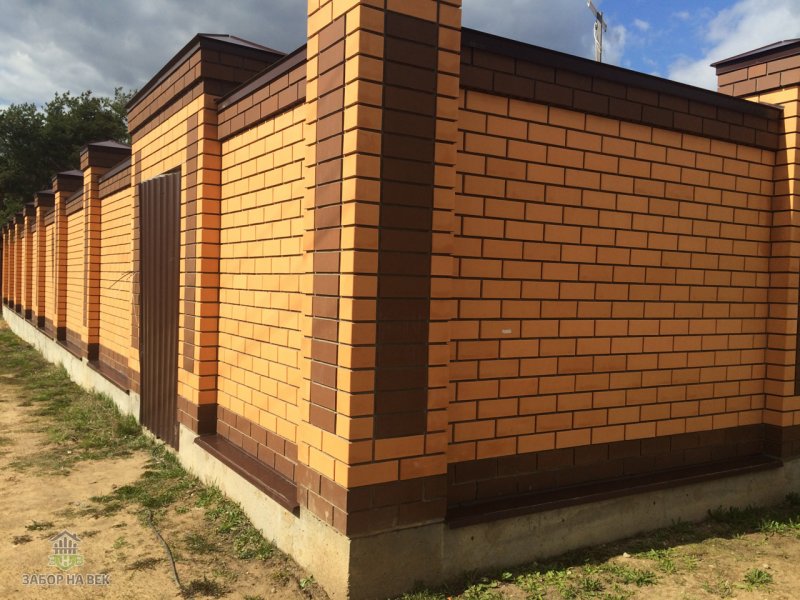 Забор из желтого кирпича