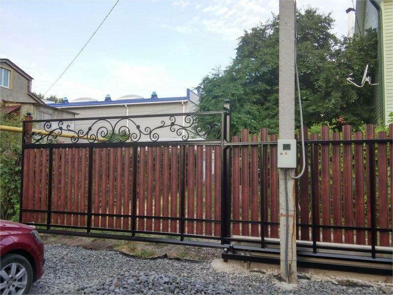 Забор штакетник с ковкой
