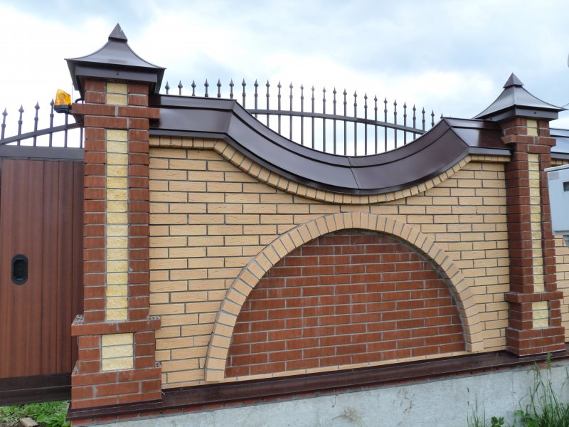 Красивый кирпичный забор