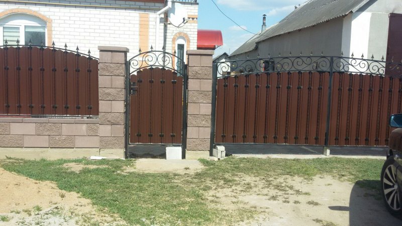 Забор из евроштакетника с элементами ковки