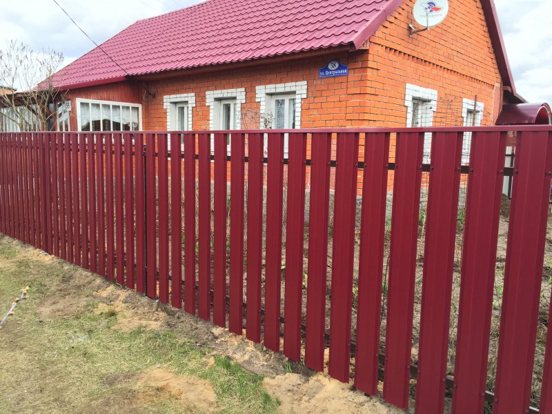 Красивый забор из штакетника металлического
