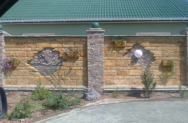 Забор из ракушняка в Крыму